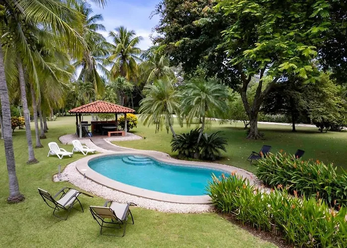 Сasa de vacaciones Stunning Gated With A Lush Garden, Wrap-around Terrace & Private Pool *