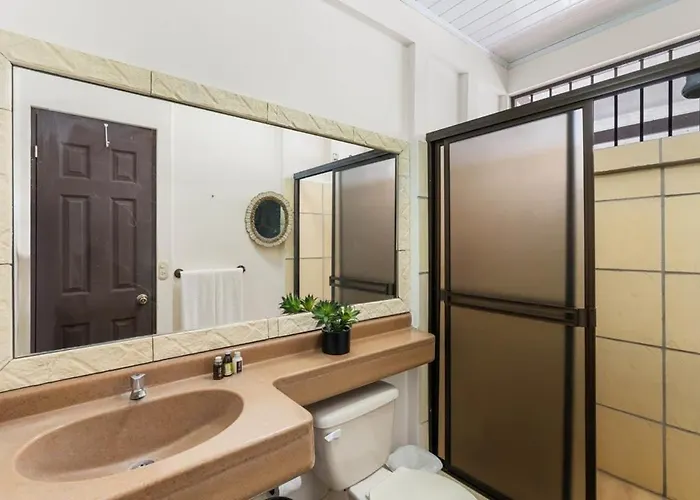 Сasa de vacaciones Stunning Gated With A Lush Garden, Wrap-around Terrace & Private Pool