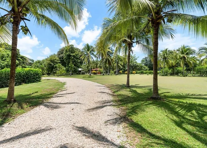 Stunning Gated With A Lush Garden, Wrap-around Terrace & Private Pool Сasa de vacaciones