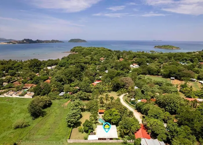 Сasa de vacaciones Stunning Gated With A Lush Garden, Wrap-around Terrace & Private Pool