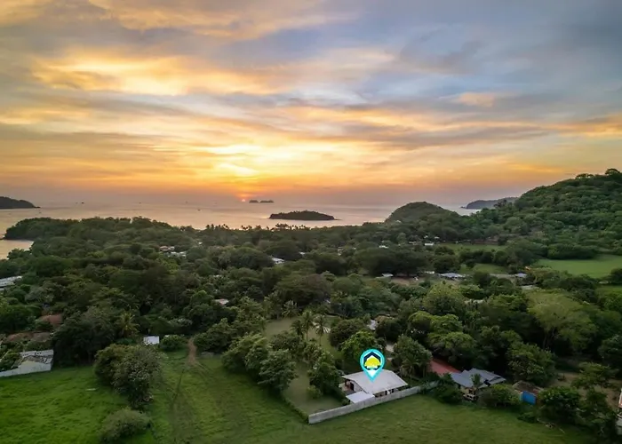 Stunning Gated With A Lush Garden, Wrap-around Terrace & Private Pool Potrero (Guanacaste)