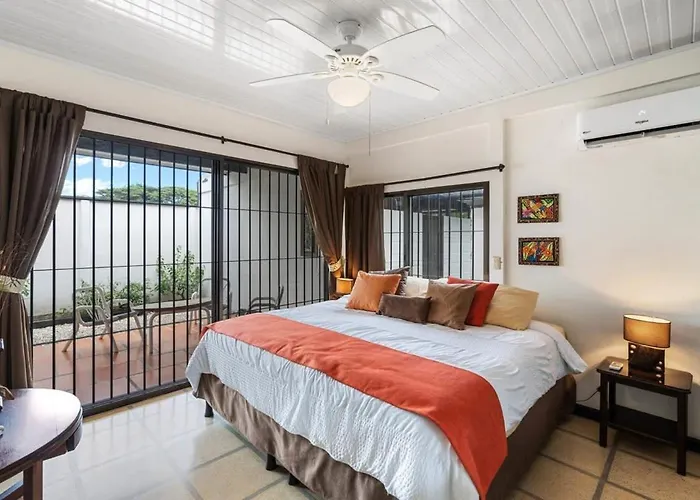 Stunning Gated With A Lush Garden, Wrap-around Terrace & Private Pool Сasa de vacaciones *