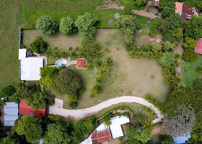Сasa de vacaciones Stunning Gated With A Lush Garden, Wrap-around Terrace & Private Pool