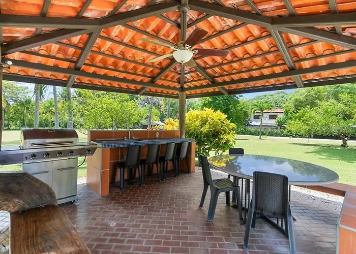 Stunning Gated With A Lush Garden, Wrap-around Terrace & Private Pool Сasa de vacaciones *
