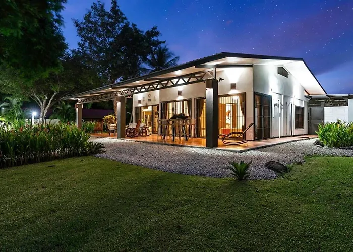 Сasa de vacaciones Stunning Gated With A Lush Garden, Wrap-around Terrace & Private Pool