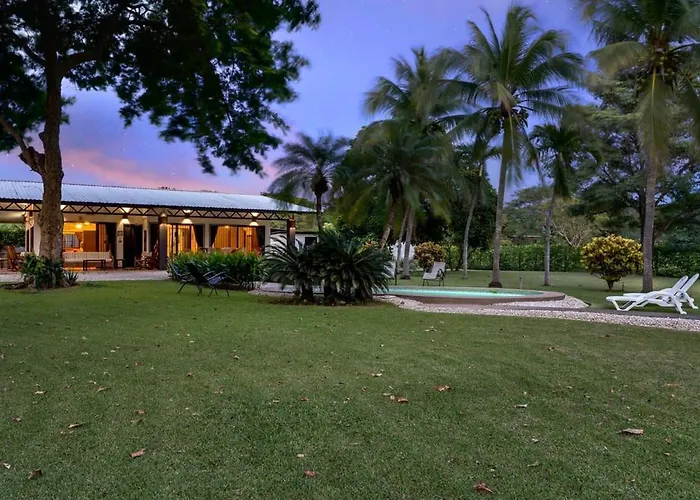 Stunning Gated With A Lush Garden, Wrap-around Terrace & Private Pool Сasa de vacaciones