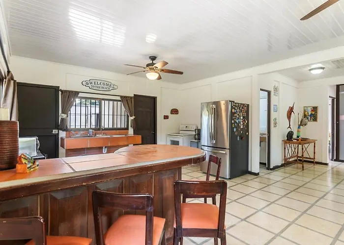 Сasa de vacaciones Stunning Gated With A Lush Garden, Wrap-around Terrace & Private Pool