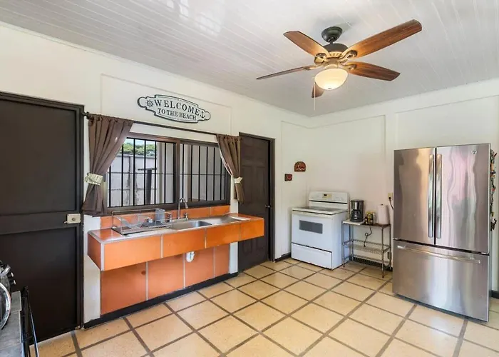 Сasa de vacaciones Stunning Gated With A Lush Garden, Wrap-around Terrace & Private Pool *