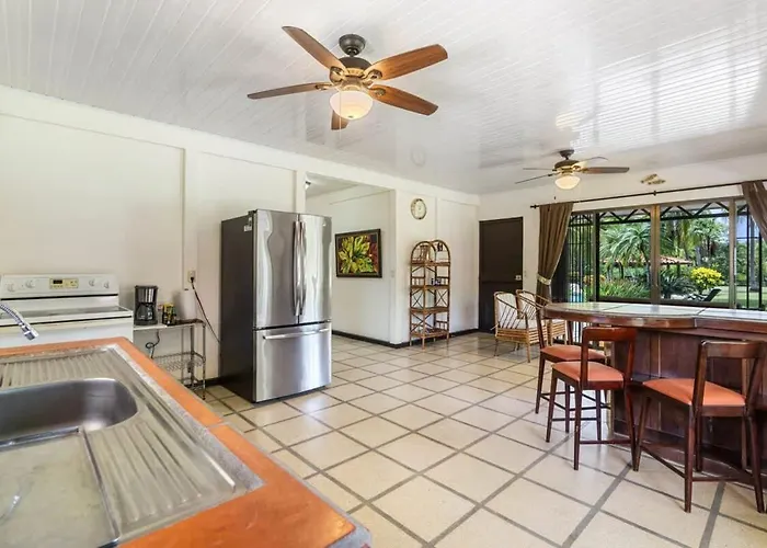 Сasa de vacaciones Stunning Gated With A Lush Garden, Wrap-around Terrace & Private Pool