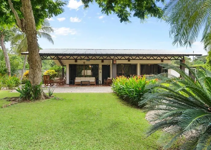 Сasa de vacaciones Stunning Gated With A Lush Garden, Wrap-around Terrace & Private Pool Potrero (Guanacaste)