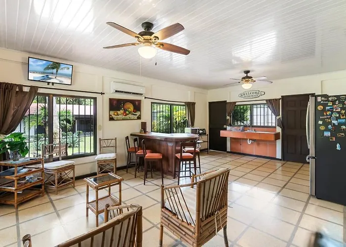 Stunning Gated With A Lush Garden, Wrap-around Terrace & Private Pool Сasa de vacaciones