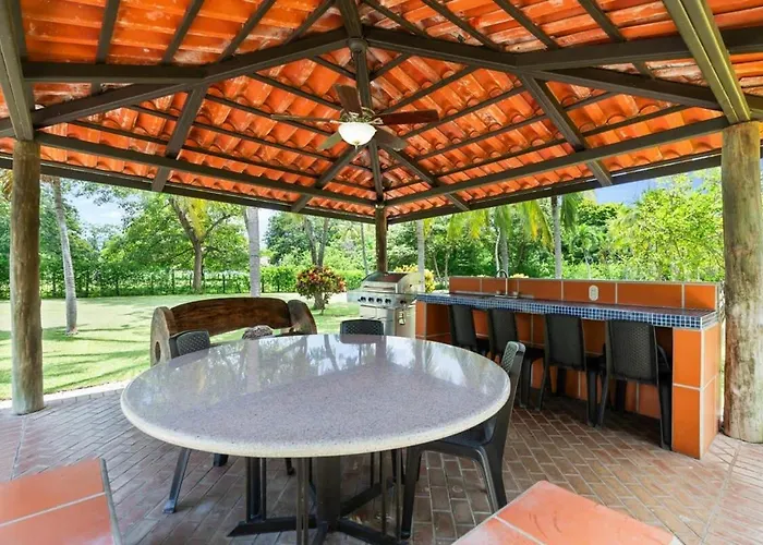 Сasa de vacaciones Stunning Gated With A Lush Garden, Wrap-around Terrace & Private Pool Potrero (Guanacaste)