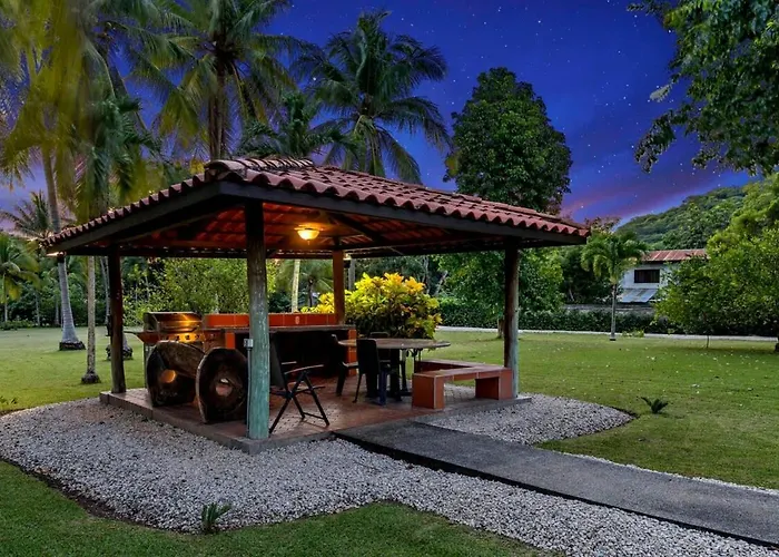 Stunning Gated With A Lush Garden, Wrap-around Terrace & Private Pool Сasa de vacaciones